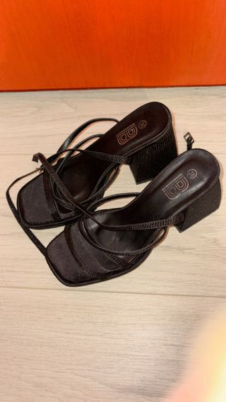 Sandalias de tacón con pedrería