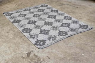 Tappeto Kave Home in poliestere grigio