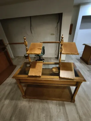 Percheros y expositores para tienda de ropa.