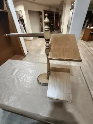 Percheros y expositores para tienda de ropa.