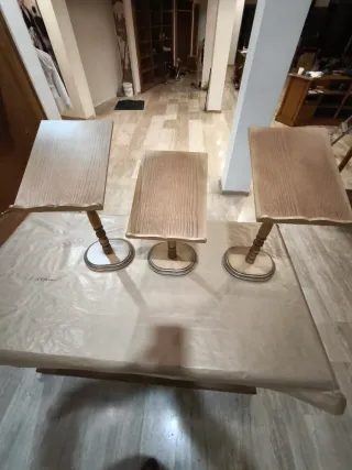 Percheros y expositores para tienda de ropa.