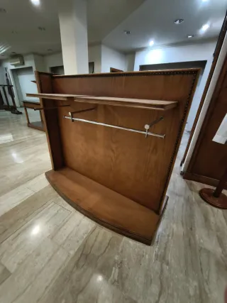 Percheros y expositores para tienda de ropa.