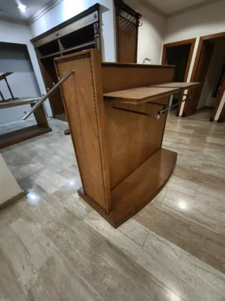 Percheros y expositores para tienda de ropa.