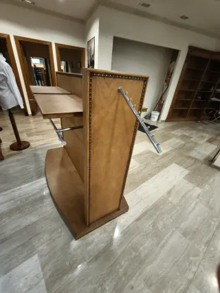 Percheros y expositores para tienda de ropa.