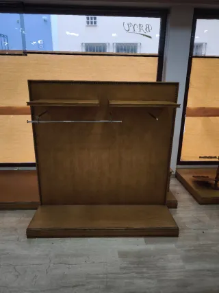 Percheros y expositores para tienda de ropa.