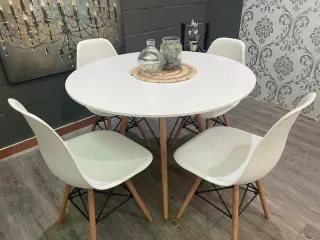Mesa redonda blanca con 4 sillas