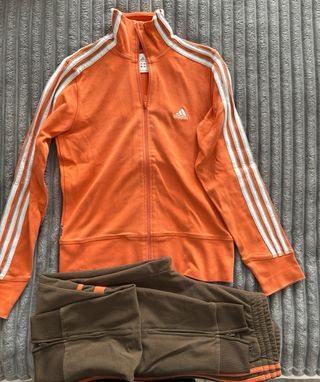 Conjunto deportivo Adidas naranja y marrón