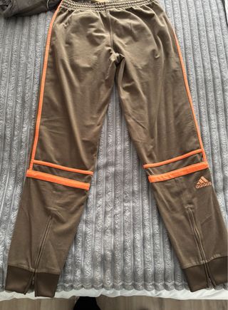 Conjunto deportivo Adidas naranja y marrón