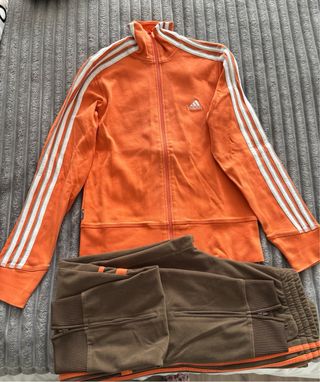 Conjunto deportivo Adidas naranja y marrón