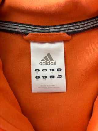 Conjunto deportivo Adidas naranja y marrón
