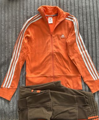 Conjunto deportivo Adidas naranja y marrón