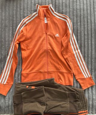 Conjunto deportivo Adidas naranja y marrón