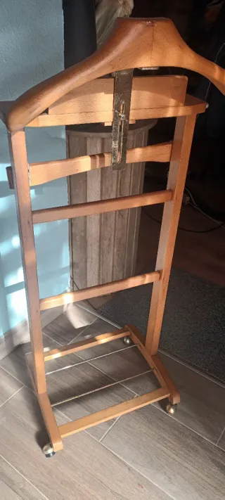 Perchero de madera y metal