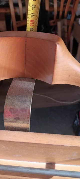 Perchero de madera y metal