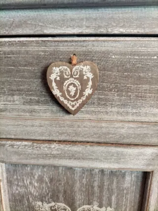 Mueble auxiliar vintage con corazón