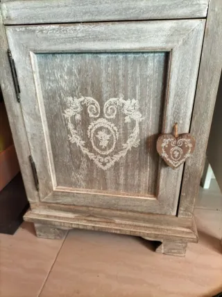 Mueble auxiliar vintage con corazón