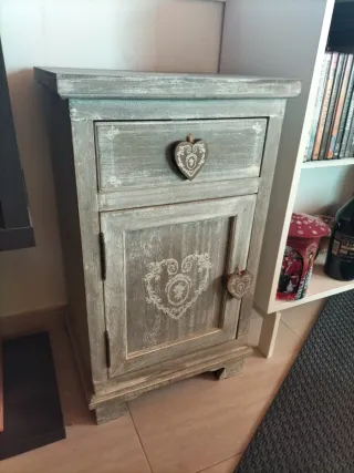 Mueble auxiliar vintage con corazón