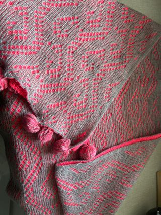 Bufanda chal largo tejido gris y rosa reversible