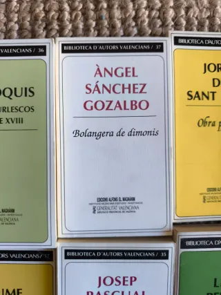 8 libros de la Biblioteca d'Autors Valencians