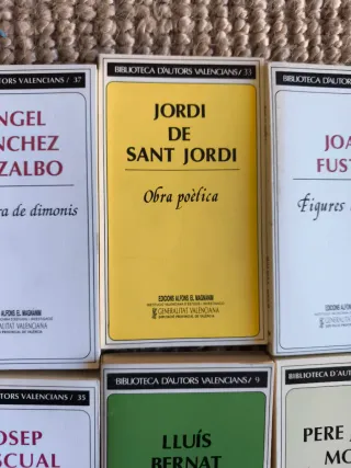 8 libros de la Biblioteca d'Autors Valencians