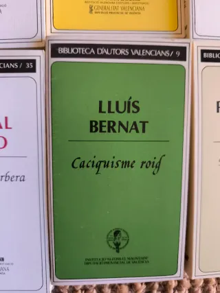 8 libros de la Biblioteca d'Autors Valencians