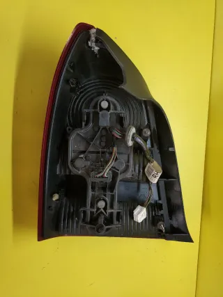 PILOTO TRASERO DERECHO NISSAN PRIMERA P12 4P