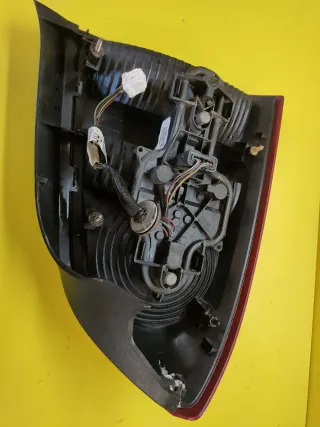 PILOTO TRASERO DERECHO NISSAN PRIMERA P12 4P