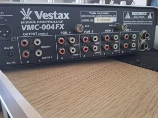 Mesa de mezcla Vestax VMC-004FX
