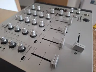 Mesa de mezcla Vestax VMC-004FX