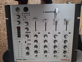 Mesa de mezcla Vestax VMC-004FX