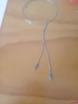 Gargantilla plateada con colgantes