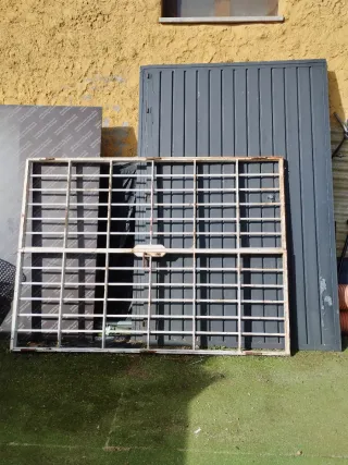 Puerta reja con cerco de hierro macizo