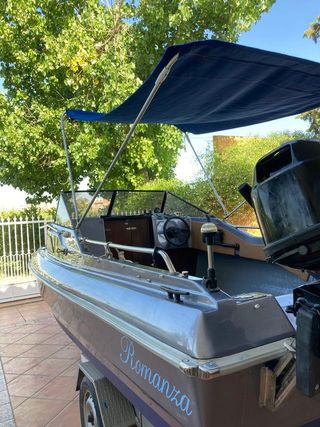 Barco con toldo y remolque