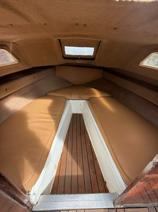 Barco con toldo y remolque