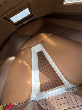 Barco con toldo y remolque