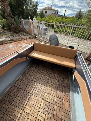 Barco con toldo y remolque