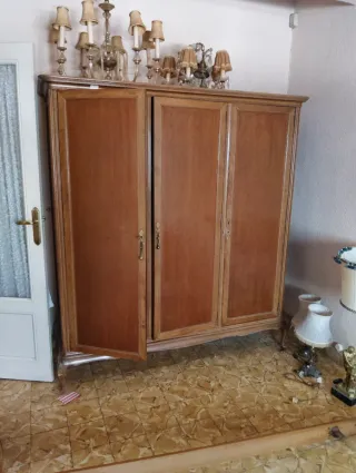 Cama, mesilla y armario