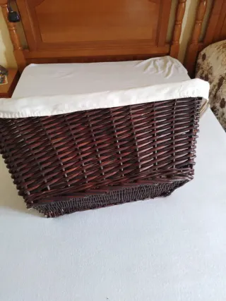 Cesto forrado de mimbre y tela