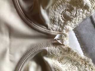 Body de lencería color marfil.