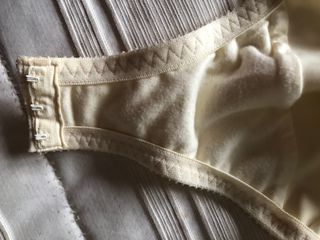 Body de lencería color marfil.