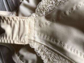 Body de lencería color marfil.