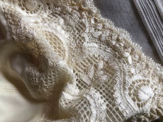 Body de lencería color marfil.