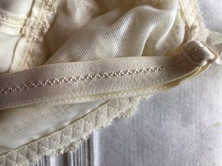 Body de lencería color marfil.