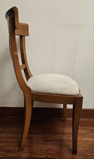 Silla de madera de cerezo con asiento tapizado
