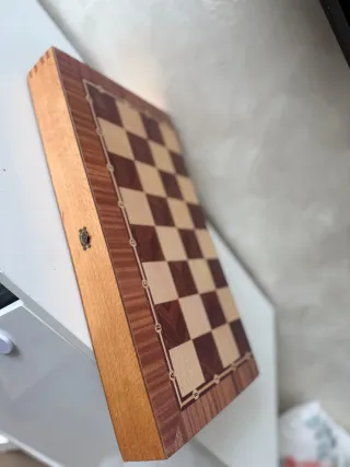 Tablero de backgammon y ajedrez de madera