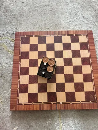 Tablero de backgammon y ajedrez de madera
