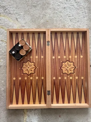 Tablero de backgammon y ajedrez de madera