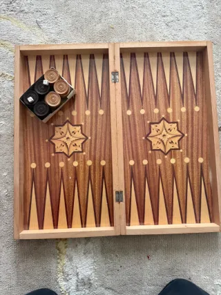 Tablero de backgammon y ajedrez de madera