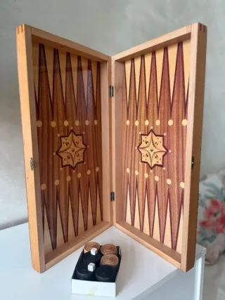 Tablero de backgammon y ajedrez de madera