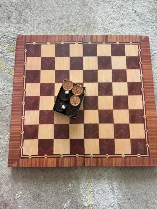 Tablero de backgammon y ajedrez de madera